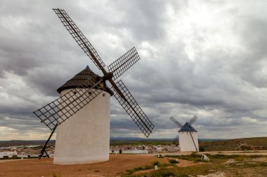 tipik İspanyol yel değirmenleri