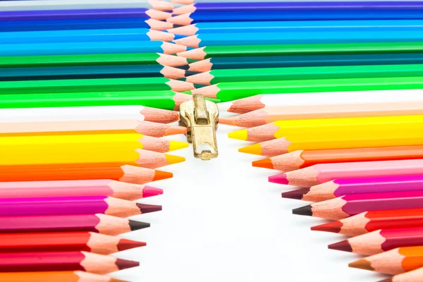 Bir fermuar oluşturan renkli kalemler — Stok fotoğraf