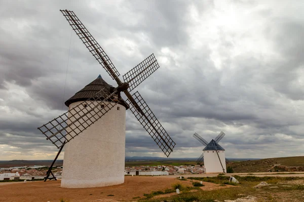 Typiska spanska väderkvarnar — Stockfoto