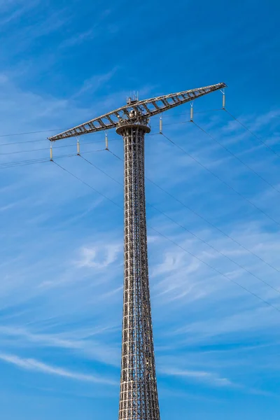 Torre de comunicações sobre o céu — Fotografia de Stock