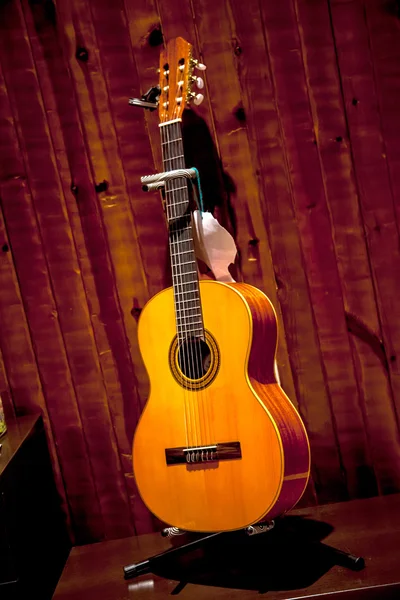 Spanische Gitarre auf einem Ständer — Stockfoto
