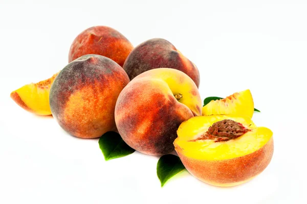 Кучка спелых персиков — стоковое фото