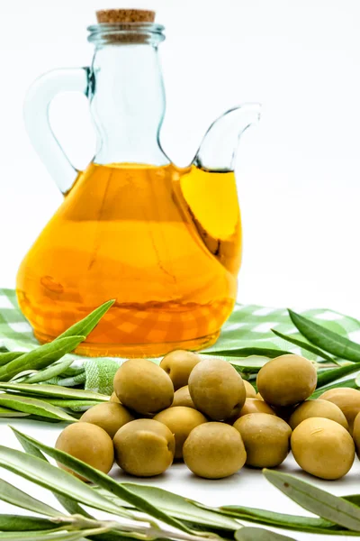 Groene olijven en olijfolie — Stockfoto