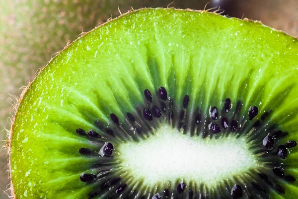 Couper les fruits kiwis — Photo