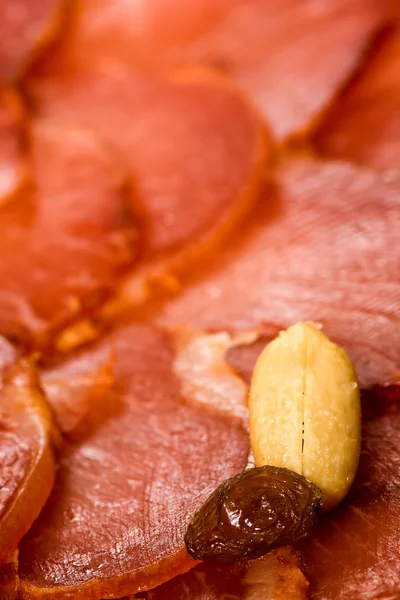 Iberische varkensvlees lendenen met noten en rozijnen — Stockfoto