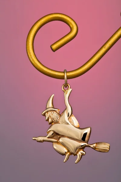 Kostbare gouden heks hanger — Stockfoto
