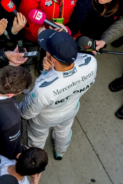 Lewis Hamilton tar seg av media – stockfoto