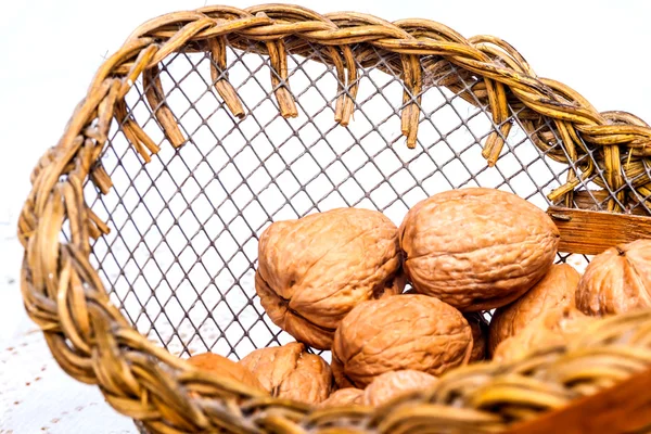 Valnötter på bord — Stockfoto