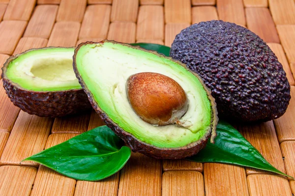 Verschillende snijden avocado 's — Stockfoto