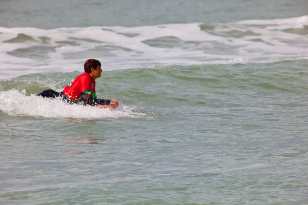 Bodyboarder não identificado tomando ondas — Fotografia de Stock
