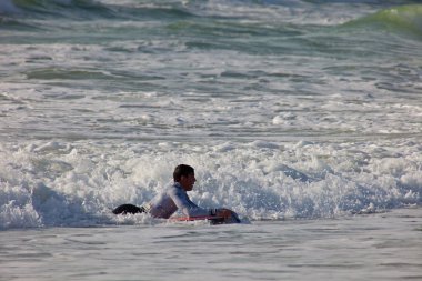 Kimliği belirsiz bodyboarder alarak dalgalar