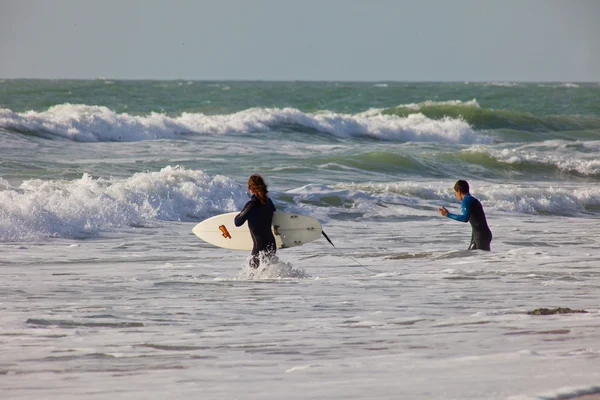 Surfistas no identificados yendo al agua —  Fotos de Stock