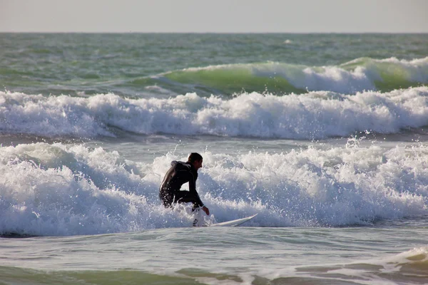 Surfista não identificado a apanhar ondas — Fotografia de Stock