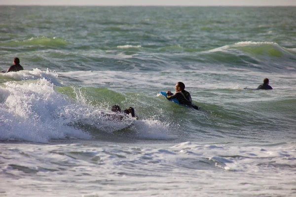 Bodyboarders tomando olas — Foto de Stock