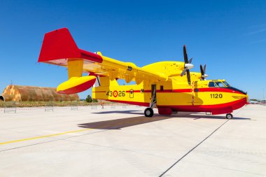 Deniz uçağı canadair cl-215 