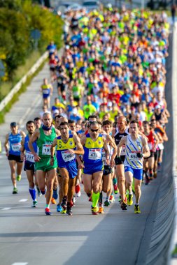 Sokakta tanımlanamayan koşucu