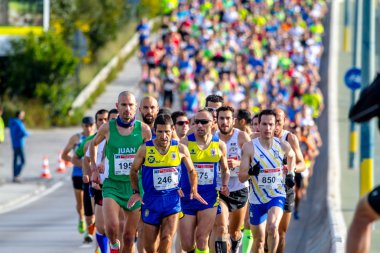 Sokakta tanımlanamayan koşucu