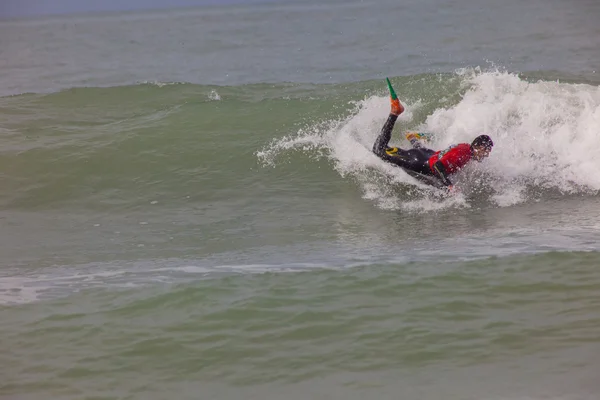 Bodyboader non identifié prenant des vagues — Photo