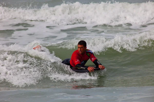 Bodyboader non identificato che prende le onde — Foto Stock