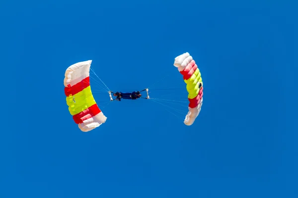 Parachutists of the PAPEA taking part in an exhibition — стокове фото