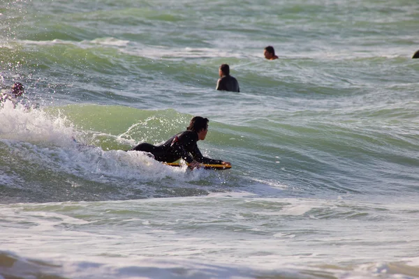 Bodyboader no identificado tomando olas — Foto de Stock