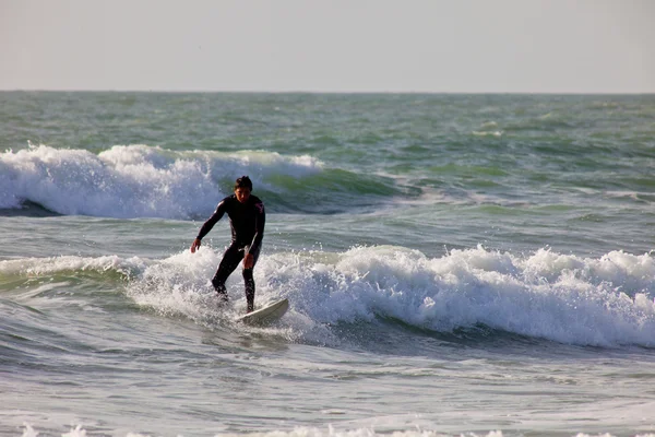 Kimliği belirsiz sörfçü alarak dalgalar — Stok fotoğraf
