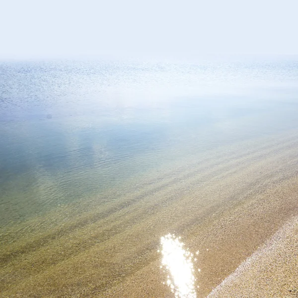 Deniz kıyısı güneşin yansıması ile — Stok fotoğraf