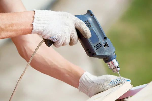 Hout boren met boor gereedschap — Stockfoto