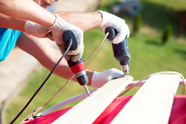 Perforación y atornillado de madera durante las obras de techado — Foto de Stock