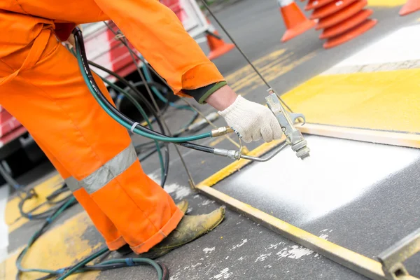 ゼブラ横断歩道の標識を描く道路の労働者 — ストック写真