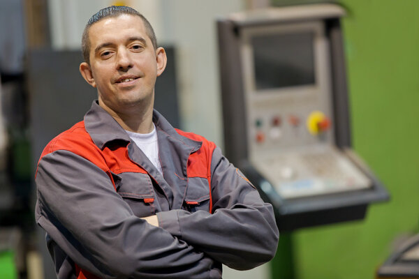 токарный станок с ЧПУ на заводе
