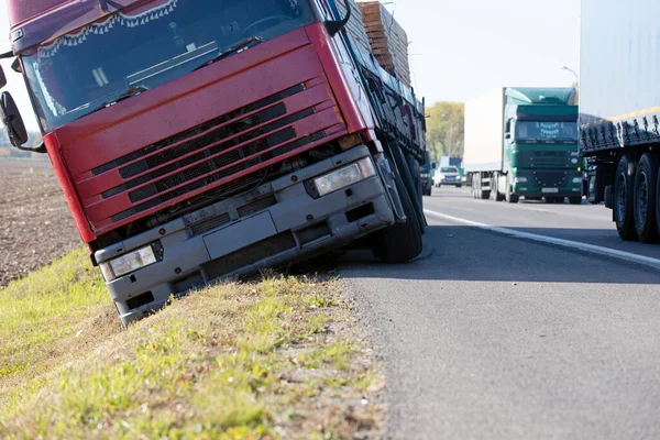 Lkw Unfall Lkw Anhänger Verlor Kontrolle Kam Von Bundesstraße Und — Stockfoto