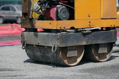 Asfalt beton kaldırım sıkıştırma çalışmaları sırasında küçük yol silindiri