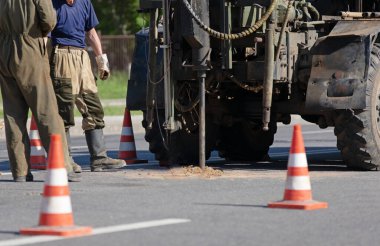 İnşaat sondajı. Endüstriyel işçiler sondaj aracıyla hasar tespit etti.