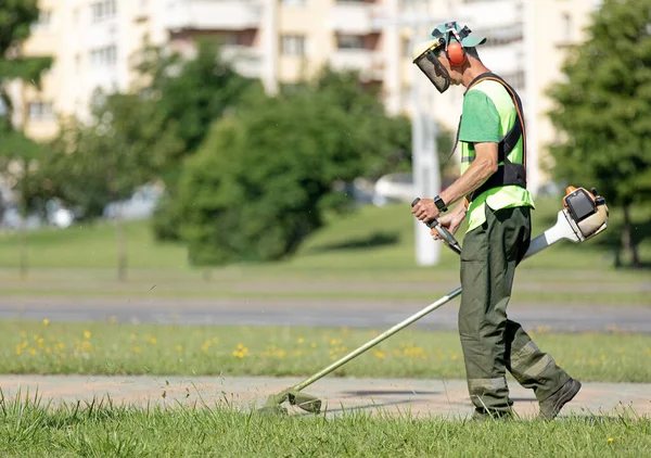 Gemeentelijke Tuinman Landscaper Man Werknemer Maaien Van Gras Met Snaartrimmer Rechtenvrije Stockfoto's