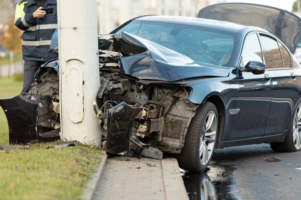 Autounfall Polizist Macht Foto Vechicle Fahrer Nach Zusammenstoß Mit Strommast — Stockfoto