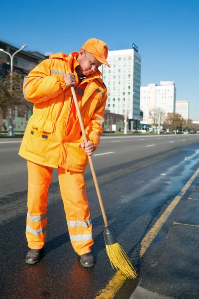 Barredora de carreteras limpieza calle de la ciudad con herramienta de escoba —  Fotos de Stock