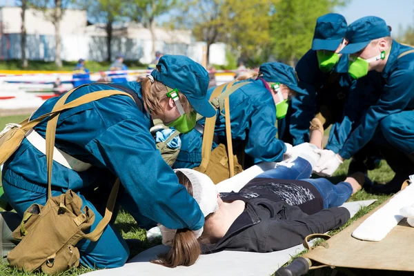 Paramedicus hadt een vrouw — Stockfoto