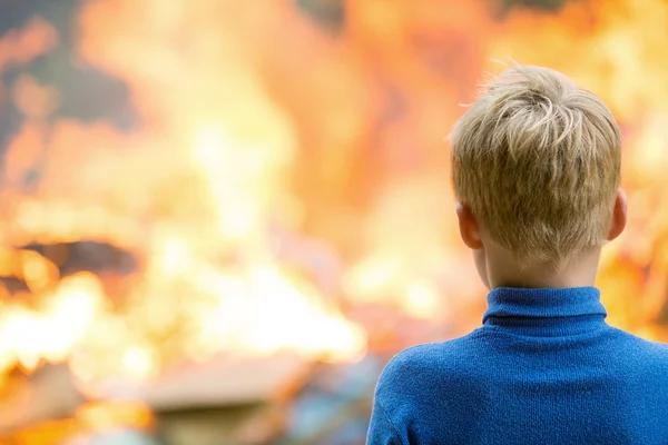 Child on burning house background — Stock Photo, Image