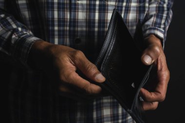 Ayakta duran ve boş cüzdan tutan bir adam için yakın plan. Cüzdanın bitti..