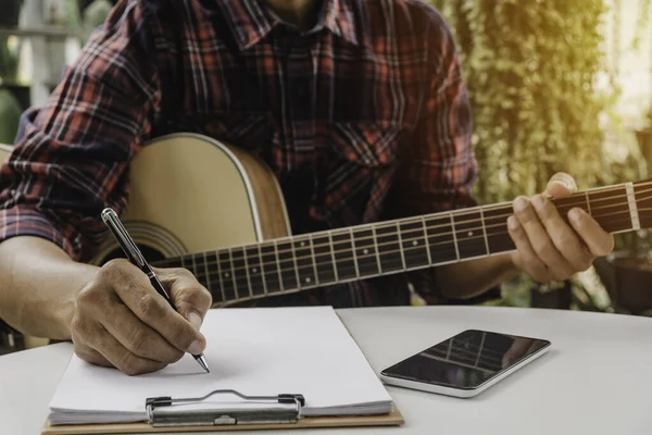 Ein Liedermacher Der Einen Stift Der Hand Hält Ein Lied — Stockfoto