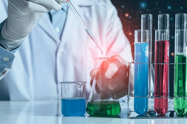 具有用于分析 制药和科学研究概念的液体玻璃实验室化学试管的研究人员 — 图库照片