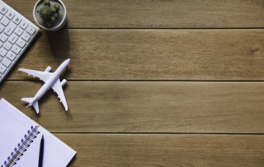 Kalemin diğer malzemelerle üst görünümü, klavye ve defter tahta tablo ve metin eklemek için kopyalama alanı.