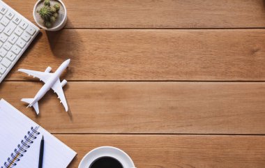 Kalemin diğer malzemelerle üst görünümü, klavye ve defter tahta tablo ve metin eklemek için kopyalama alanı.