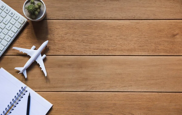 Ovanifrån Penna Med Andra Förnödenheter Tangentbord Och Anteckningsbok Träbord Och — Stockfoto