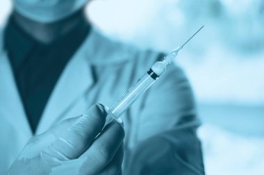 Elinde şırıngayla tıp doktoru. Sağlık ve Tıp Konsepti.