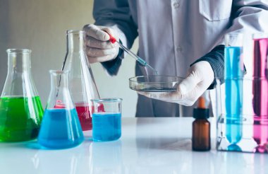 Elinde şırıngayla tıp doktoru. Sağlık ve Tıp Konsepti.