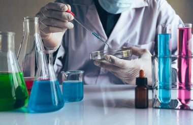 Elinde şırıngayla tıp doktoru. Sağlık ve Tıp Konsepti.