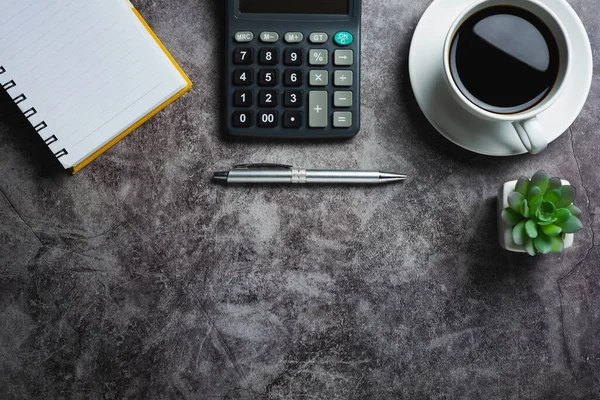 Mesa Hormigón Con Café Con Accesorios Oficina Vista Superior Taza —  Fotos de Stock