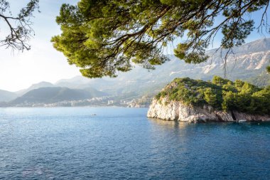 Budva Körfezi ve sahil. Karadağ